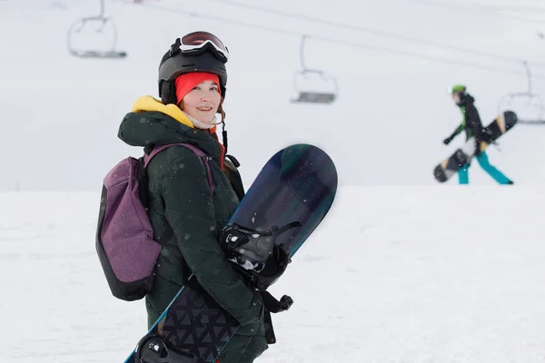 女性のスキーヤー マスク ヘルメット ニット帽のスノーボーダーの肖像 健康的なライフスタイル スポーツの概念 選択的焦点 — ストック写真