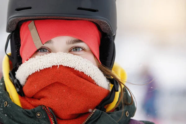 女性のスキーヤー マスク ヘルメット ニット帽のスノーボーダーの肖像 健康的なライフスタイル スポーツの概念 選択的焦点 — ストック写真