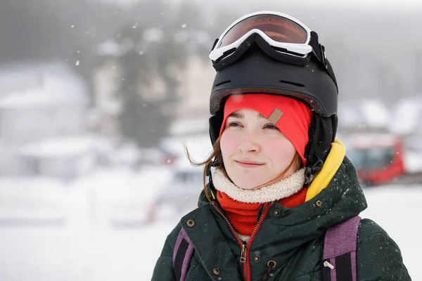 Porträtt Kvinnlig Skidåkare Snowboardåkare Mask Hjälm Glasögon Och Stickad Mössa — Stockfoto