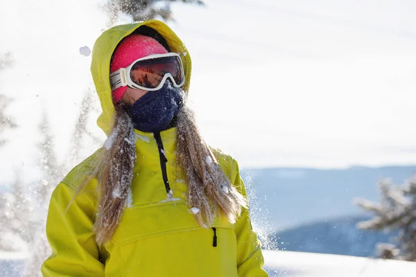 Porträtt Kvinnlig Skidåkare Snowboardåkare Gula Glasögon Och Senapsjacka Med Huva — Stockfoto