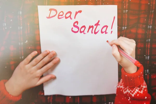 Carta Pai Natal Véspera Natal Mãos Crianças Com Uma Caneta — Fotografia de Stock