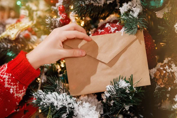Barnens Hand Håller Ett Kuvert Med Ett Brev Till Santa — Stockfoto