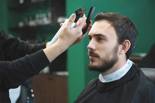 Parrucchiere Sta Spazzolando Uomo Barbuto Una Poltrona Salone Barbiere Focus — Foto Stock