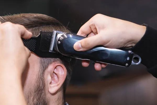 Cabeleireiro Com Cortador Cabelo Corta Homem Barbudo Uma Cadeira Salão — Fotografia de Stock