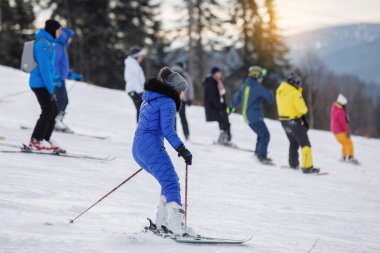 Alp kayakçıları ve snowboardcular dağdan aşağı iniyorlar. Sezon açılışı. Büyük bir iniş. Sağlıklı dinlenme kavramı. Aktif hayat. 14 / 11 / 2020 Sheregesh, Rusya
