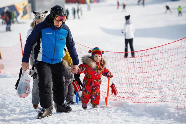 Grupo Esquiadores Com Crianças Equipamentos Foco Seletivo Fundo Embaçado — Fotografia de Stock