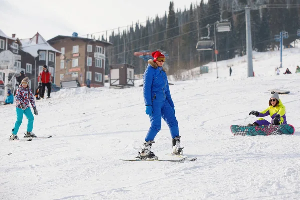 Alpineskiërs Snowboarders Rijden Berg Sneeuwpoeder Selectieve Focus Wazige Achtergrond 2020 — Stockfoto
