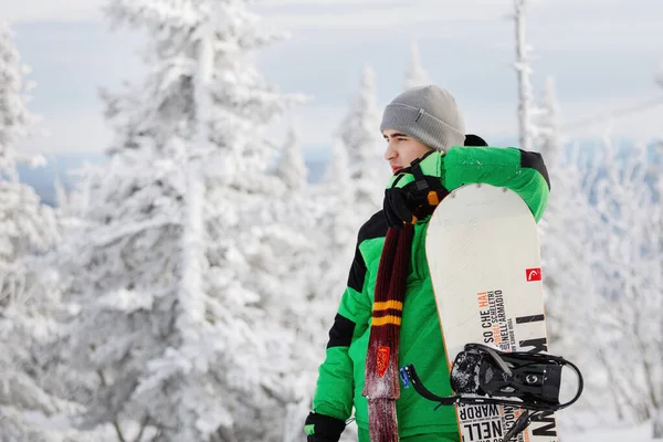 Skateboarder Traje Colores Brillantes Posa Invierno Nevado Una Estación Esquí — Foto de Stock