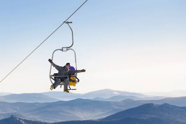 Skieur Actif Emprunte Téléphérique Hiver Dans Les Montagnes Concept Repos — Photo