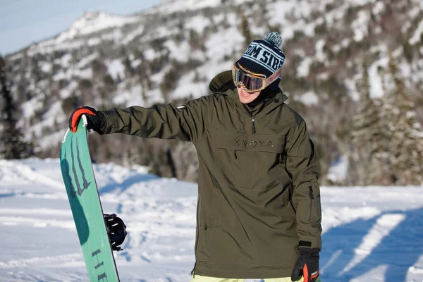 Skateboarder Poses Roupa Brilhantemente Coloridas Inverno Nevado Uma Estância Esqui — Fotografia de Stock