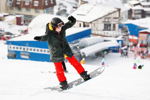 Mulher Snowboard Encosta Uma Montanha Neve Equipamento Esqui Calças Vermelhas — Fotografia de Stock