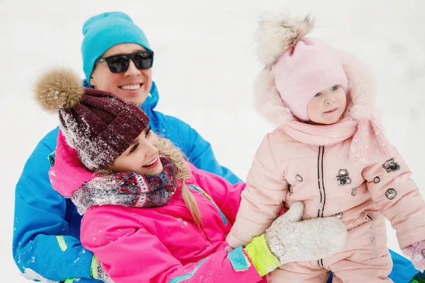 Ritratto Famiglia Invernale Mamma Papà Occhiali Sole Figlio Figlia Abiti — Foto Stock