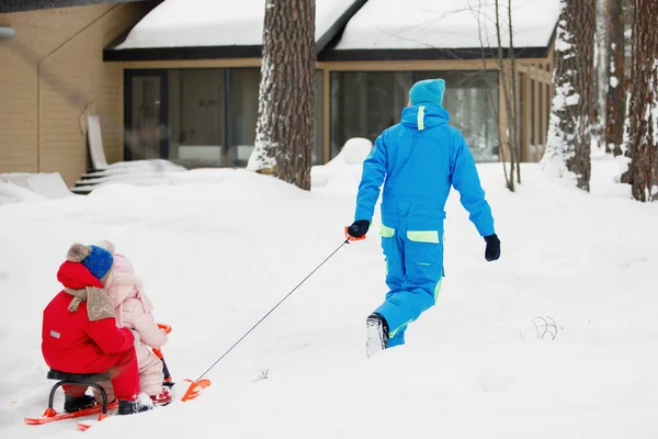 Papa Sleurt Zijn Zoon Dochter Een Snowpark Rode Roze Blauwe — Stockfoto