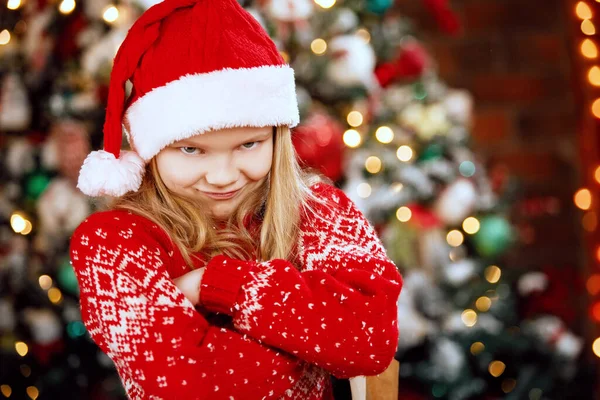 Noel Portresi Kırmızı Noel Baba Şapkalı Sarışın Genç Kız Dekore — Stok fotoğraf