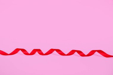 Kırmızı örgü, beyaz izole bir arka planda kurdele bukleleri. Web tasarımı, kartpostal, pankart için. Sevgililer Günü, Düğün, Doğum Günü, Uluslararası Kadınlar Günü. Boşluğu kopyala.