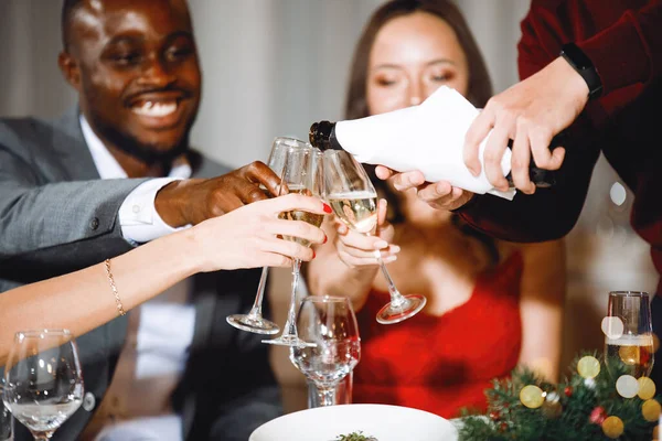 Праздничный Пир Шампанское Наливают Бокалы Выборочный Фокус Размытый Фон — стоковое фото