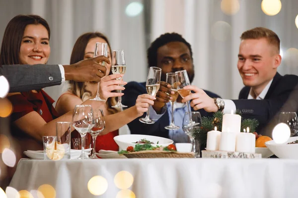 Jonge Multinationals Hebben Plezier Het Wurgen Van Glazen Met Champagne — Stockfoto