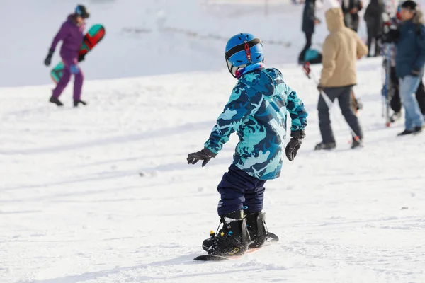 Çocuk Snowboardcu Dağdan Iner Mavi Kıyafetler Kask Google Kayak Merkezi — Stok fotoğraf