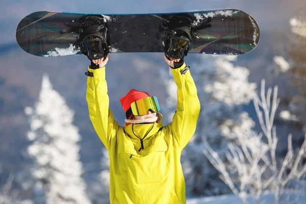 Snowboardcu Panoyu Yukarıda Tutuyor Sarı Hardal Rengi Ceket Kırmızı Örgü — Stok fotoğraf