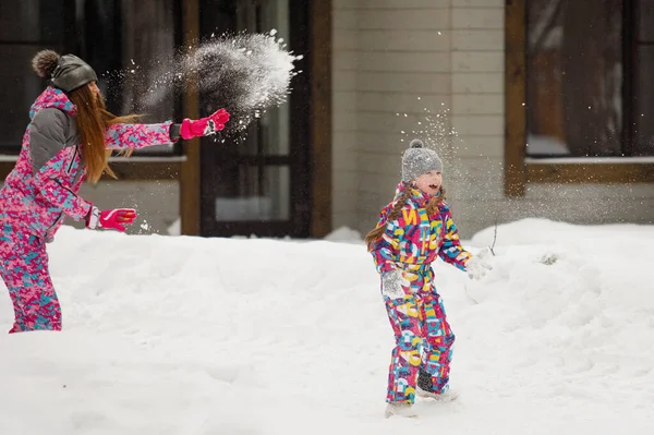 Mamá Hija Lanzan Bolas Nieve Parque Nieve Invierno Enfoque Selectivo —  Fotos de Stock