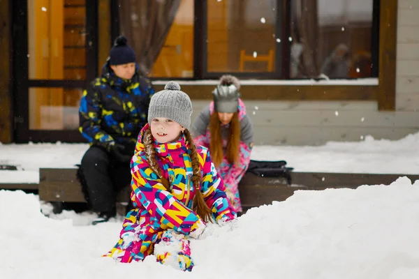 Zimowa Zabawa Pomysł Rodzinne Wakacje Dziewczyna Warkoczykami Siedzi Zaspie Śnieżnej — Zdjęcie stockowe