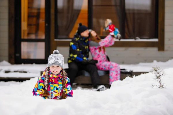 Famille Amuser Dans Neige Hiver — Photo