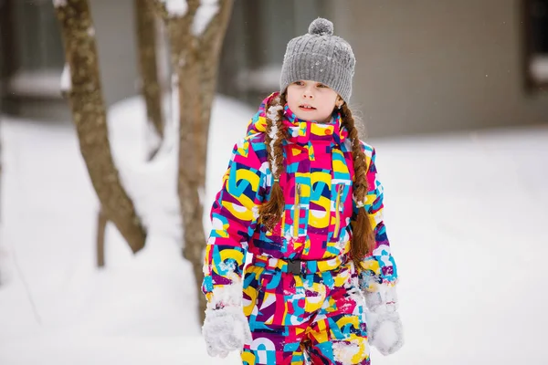 Portret Dziewczyny Zimowej Kurtce Kapelusz Zaśnieżonym Parku Skupienie Selektywne Niewyraźne — Zdjęcie stockowe