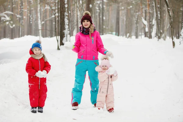 Mamma Figlio Figlia Abiti Invernali Divertono Gente Gioca Nella Neve — Foto Stock