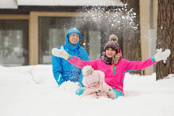 Papà Mamma Figlia Abiti Invernali Divertono Gente Gioca Nella Neve — Foto Stock