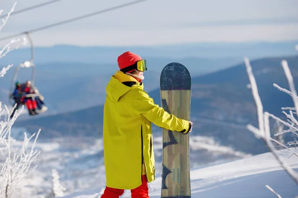 Estilo Vida Saudável Mulher Snowboarder Roupas Esqui Posa Com Uma — Fotografia de Stock