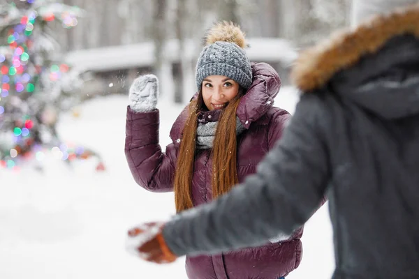 Homme Femme Vêtements Hiver Jouant Dans Neige Dans Parc Veste — Photo