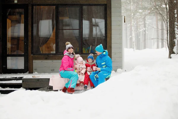 Familia Ropa Invierno Está Sentada Porche Tomando Café Casa Campo Fotos de stock