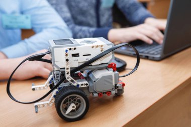 Okulda robot laboratuvarı var. Tekerlekli bloklardan robotlar, modern teknolojiler. Robot konsepti. Fütürist Bilim Konsepti. Seçici odak.