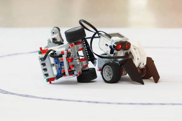 Навчання Робототехніці Битва Конструкторів Роботів Блоків Колесах Дитячого Клубу Вибірковий — стокове фото