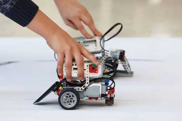 Управління Дитячими Руками Роботів Блоків Лабораторія Робототехніки Школі Битва Домашніх — стокове фото