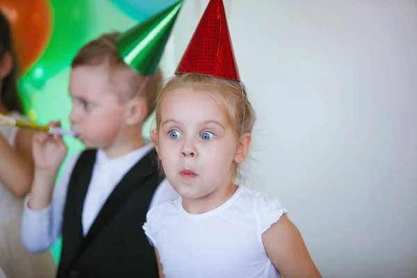 Menina Menino Chapéus Festivos Divertindo Uma Festa Soprar Tubos Aniversário — Fotografia de Stock