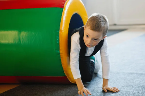 Ragazzo Esce Tubo Giocattolo Parco Giochi Bambini Felice Infanzia Spensierata — Foto Stock