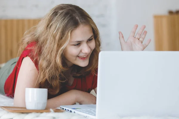 Meisje Tiener Blond Met Een Laptop Ligt Bed Afstand Leren — Stockfoto