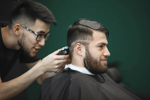 Cabeleireiro Com Cortador Cabelo Corta Homem Barbudo Uma Cadeira Salão — Fotografia de Stock