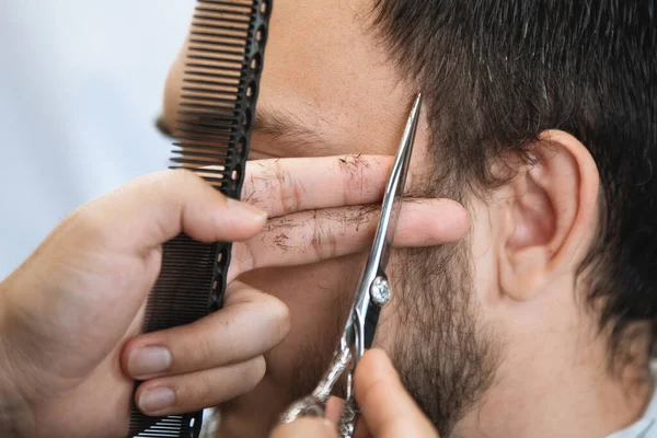 Parrucchiere Con Pettine Forbici Taglia Uomo Barbuto Una Poltrona Salone — Foto Stock