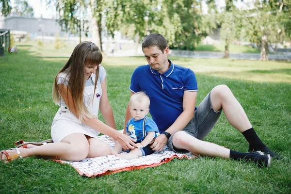 Mãe Pai Filho Louro Estão Sentados Gramado Verde Verão Shirts — Fotografia de Stock