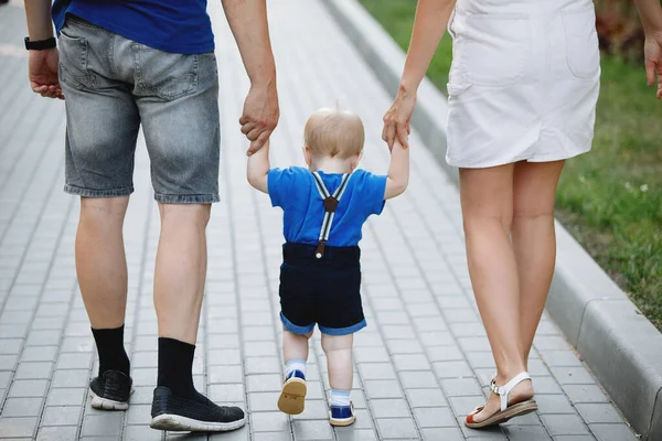 Family Dad Mom Son Walking Sidewalk City Park Summer Blue — Stock Photo, Image