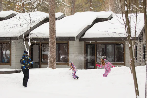 Familia Mamá Papá Hija Divierten Lanzan Bolas Nieve Parque Invierno — Foto de Stock