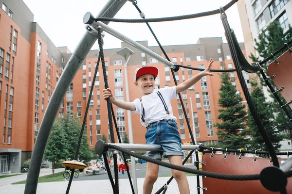 Junge Klettert Auf Das Seilgerät Städtischen Spielplatz Weißes Hemd Mütze — Stockfoto