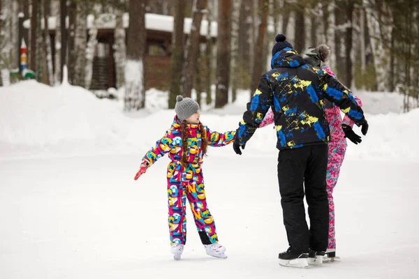 Famille Mère Père Fille Patinent Dans Parc Pins Enneigés Sur — Photo