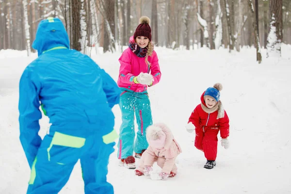 Papà Mamma Figlio Figlia Abiti Invernali Stanno Divertendo Giocando Palle — Foto Stock