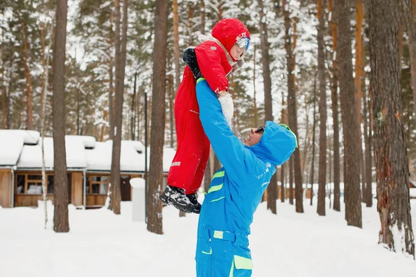 Papa Geeft Zijn Zoon Handen Van Het Winterpark Warme Blauwe — Stockfoto