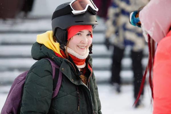 Porträtt Kvinnlig Skidåkare Snowboardåkare Hjälm Glasögon Och Stickad Mössa Hälsosam — Stockfoto