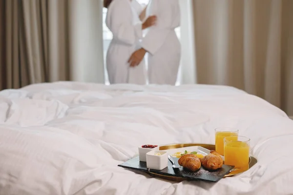 Bandeja Del Desayuno Está Una Cama Blanca Una Pareja Albornoces — Foto de Stock