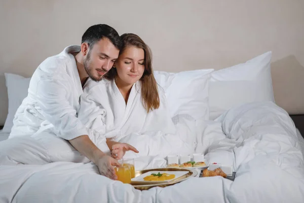 Homem Barbudo Uma Mulher Casacos Brancos Estão Tomar Pequeno Almoço — Fotografia de Stock